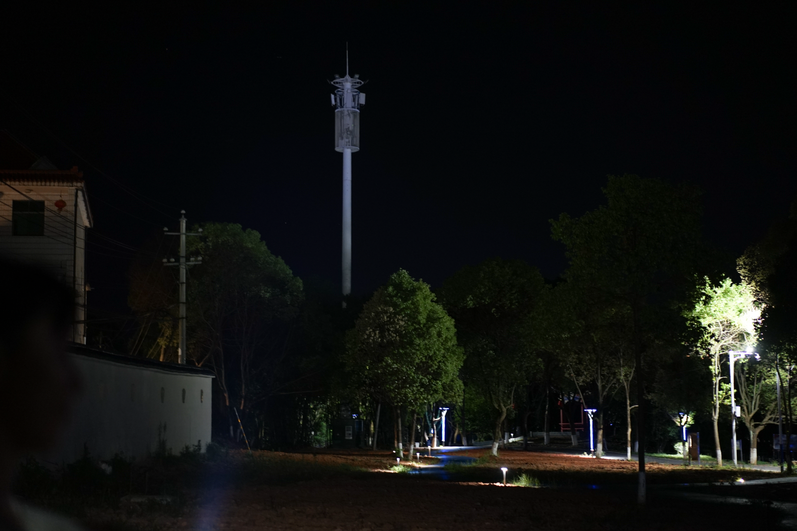 個頭大、亮度夠、續航長，還能變身充電寶！XTAR R30手電筒體驗