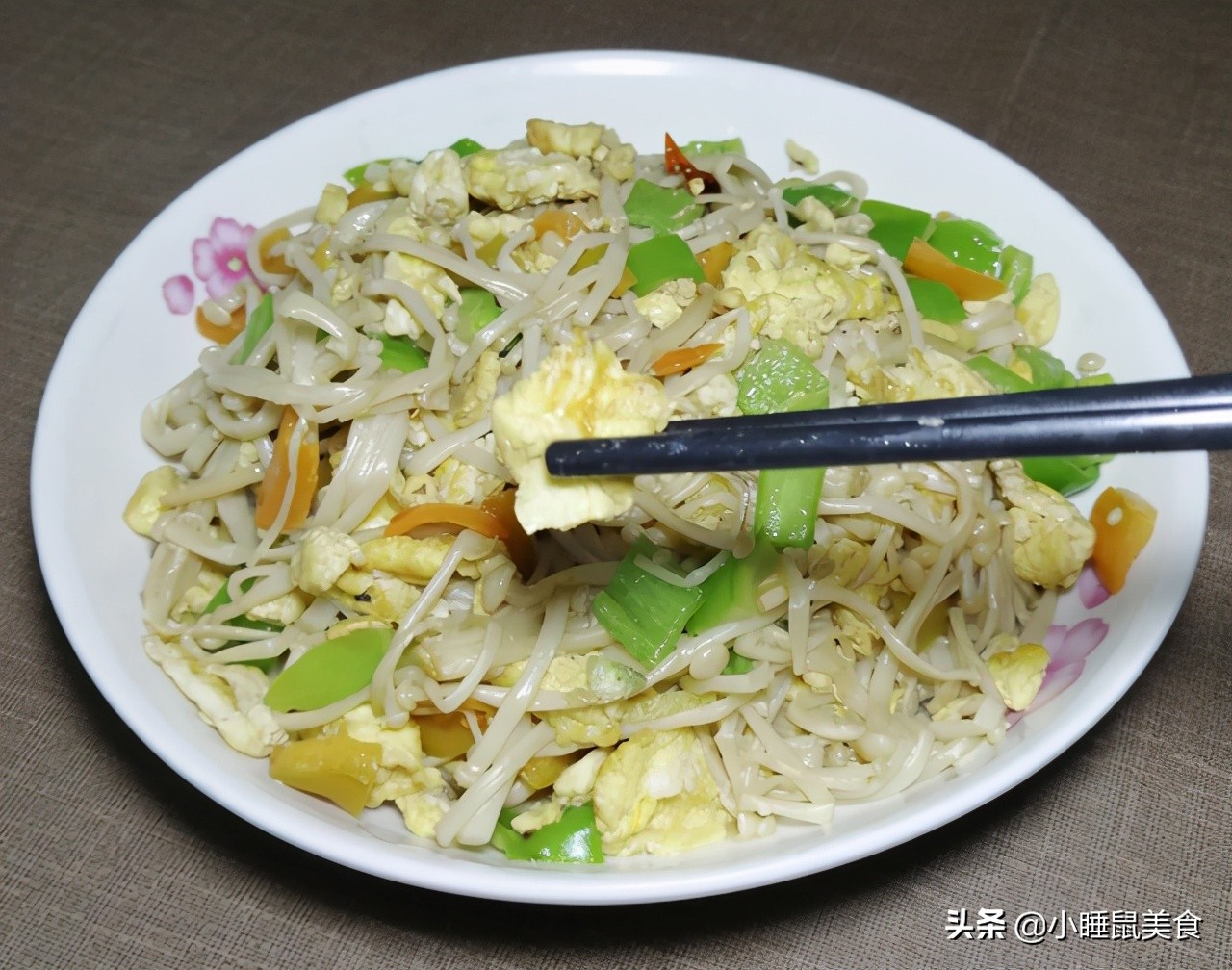 金针菇炒鸡蛋怎么做（金针菇炒鸡蛋的家常做法鲜嫩爽口）