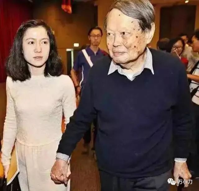 杨振宁35岁获诺奖，82岁娶娇妻，原配竟是抗日名将的千金