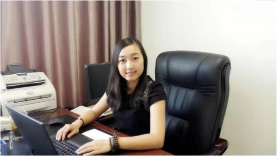 郑州大学“美女院长”，28岁任职副教授，网友：美貌与智慧并存