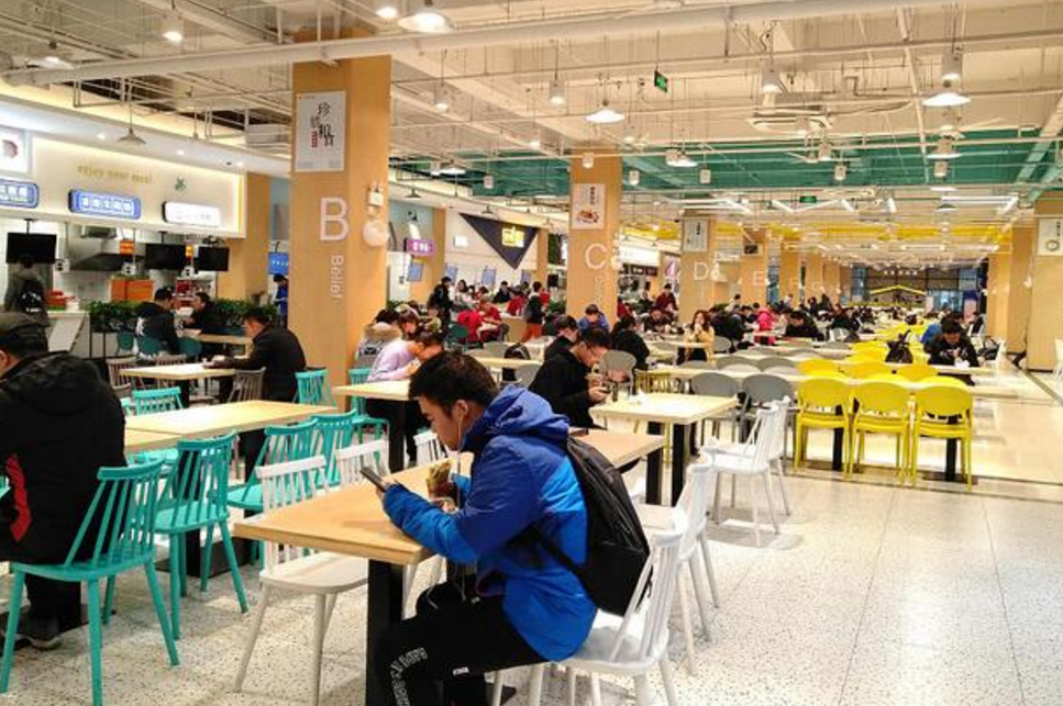 大学“地府级别”食堂火了！设计足够大胆，学生直言：吃饭像渡劫