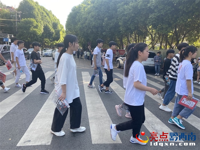 又是一年中考季，今日黔西南4万余考生奔赴考场 众多家长场外等候