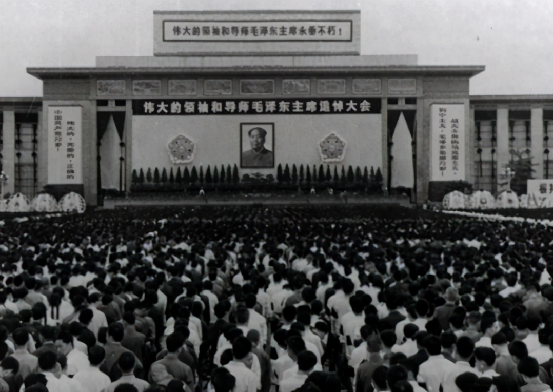 张玉凤回忆1976年：周恩来、朱德接连去世，毛主席一个人默默流泪