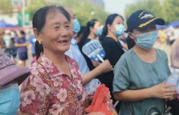 奶奶的“神预测”，梦见孙子的高考成绩是666分，最终考了多少分