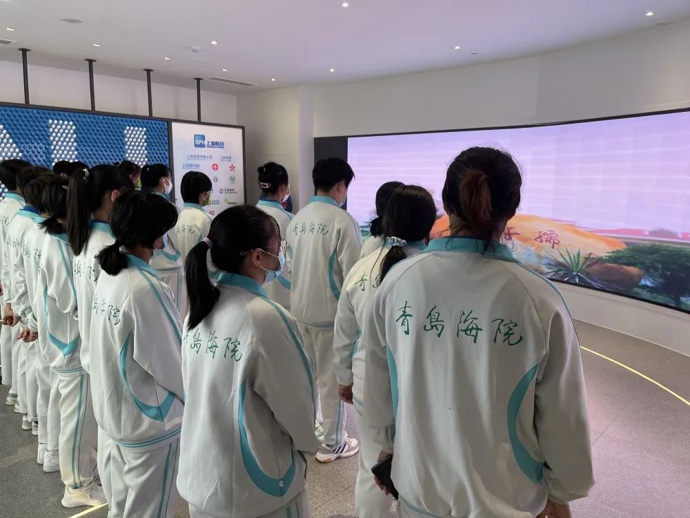 传承中医药精髓——商学院药物专业学生赴上药国风进行认知实习