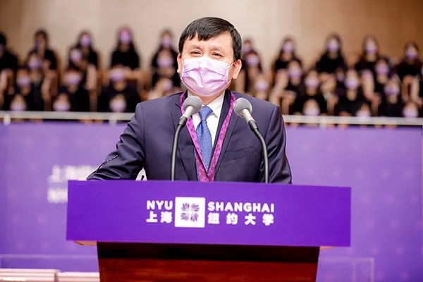 张文宏上海纽约大学全英文演讲：看完只想献上我的膝盖