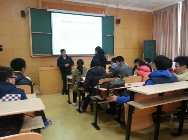 大学教师看着风光无限，其实并非如此，月薪5000且无编制才是常态