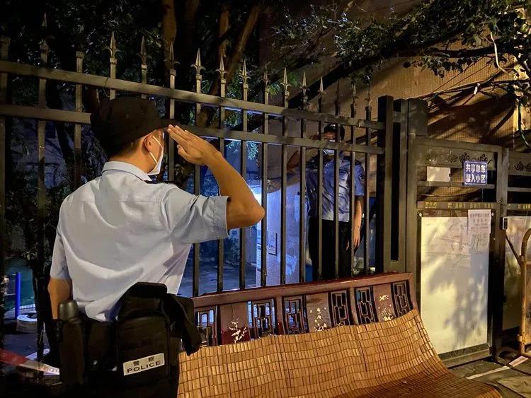 党旗高高飘扬在抗疫一线丨 写在抗疫一线的385份入党申请书