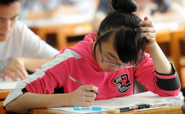 高考出现的神仙卷面火了，字迹工整好像印刷体，老师都不忍心扣分