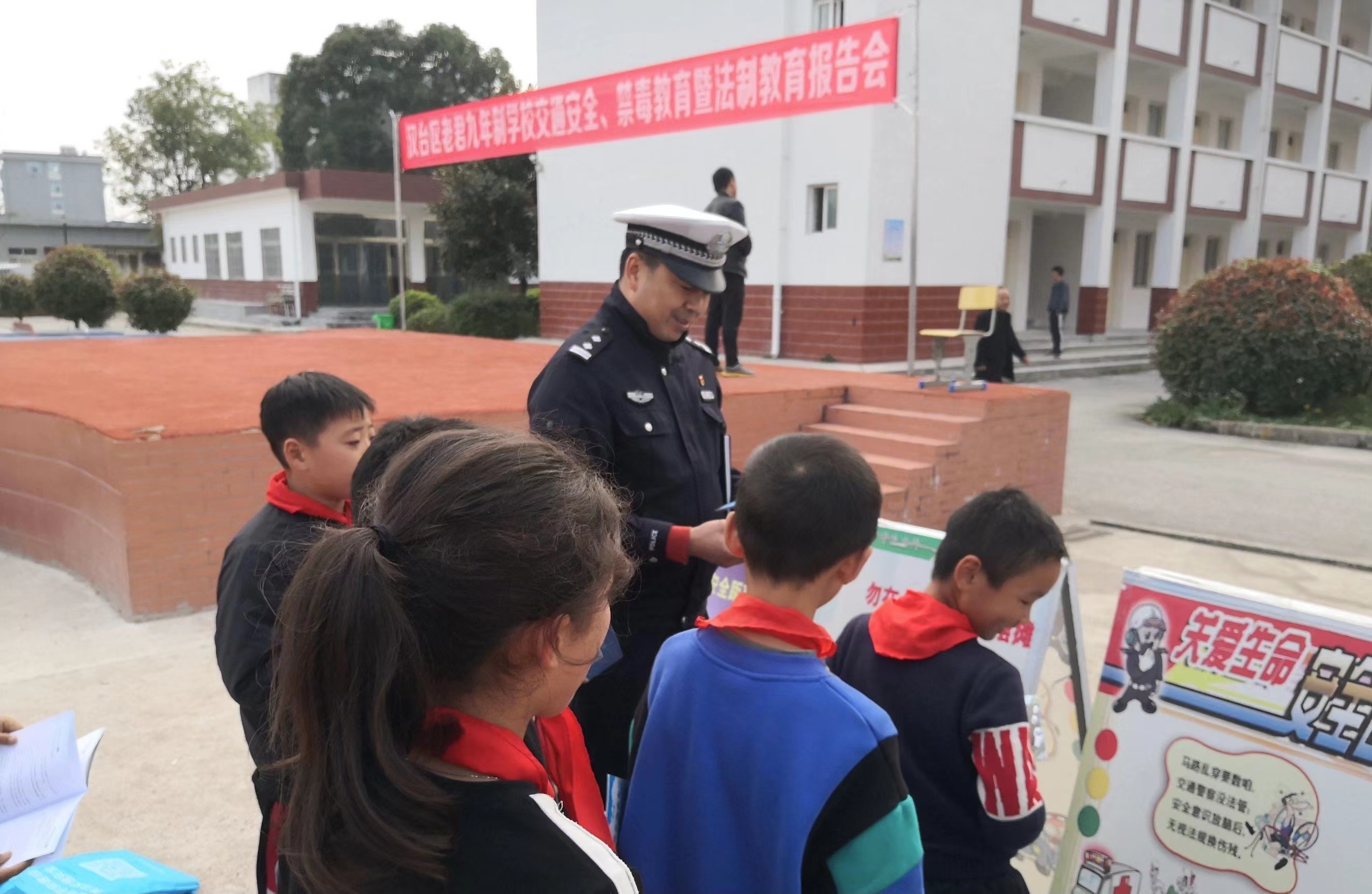 汉中交警一大队为学生送上守法知礼“必修课”，倾情守护“平安上学路”