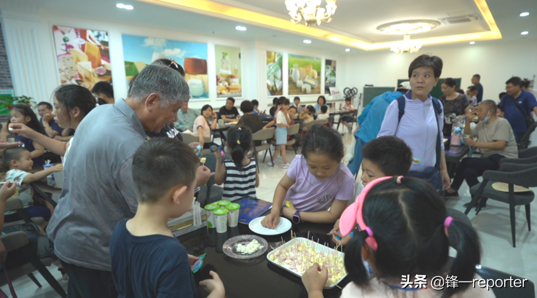 強(qiáng)悍！德國轉(zhuǎn)盤擠奶機(jī)，一個(gè)小時(shí)擠500頭奶牛