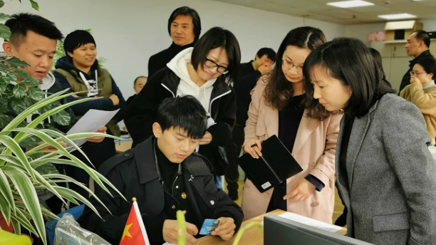 张杰在上海大学任教，网友对他的学历产生质疑，校方给出回应