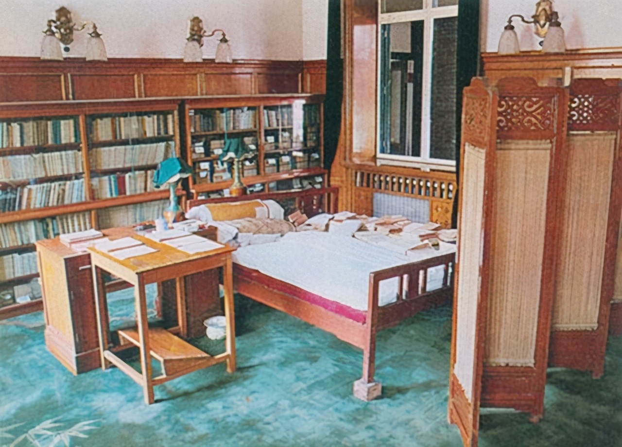 1949年是谁选定中南海，成为中央机关在北平的办公地点？