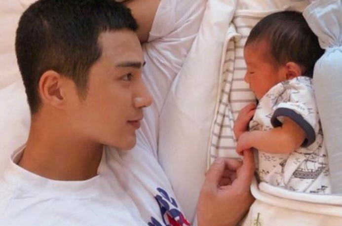 姜潮儿子真好看,专挑爸妈优点长,网友:这睫毛是嫁接过吗?