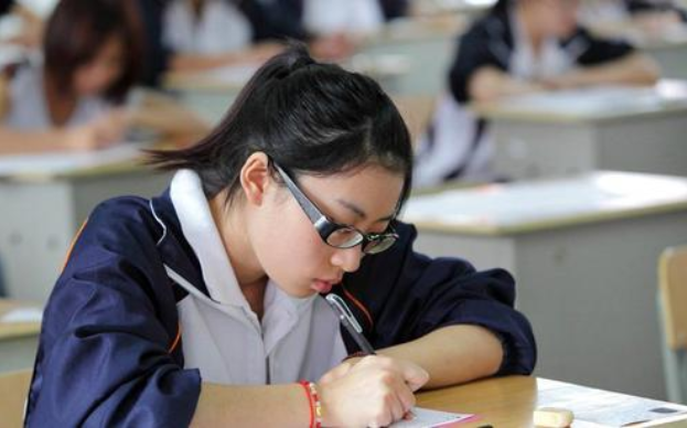 高考加分惹争议，烈士子女加分理所应当，其他人凭什么？