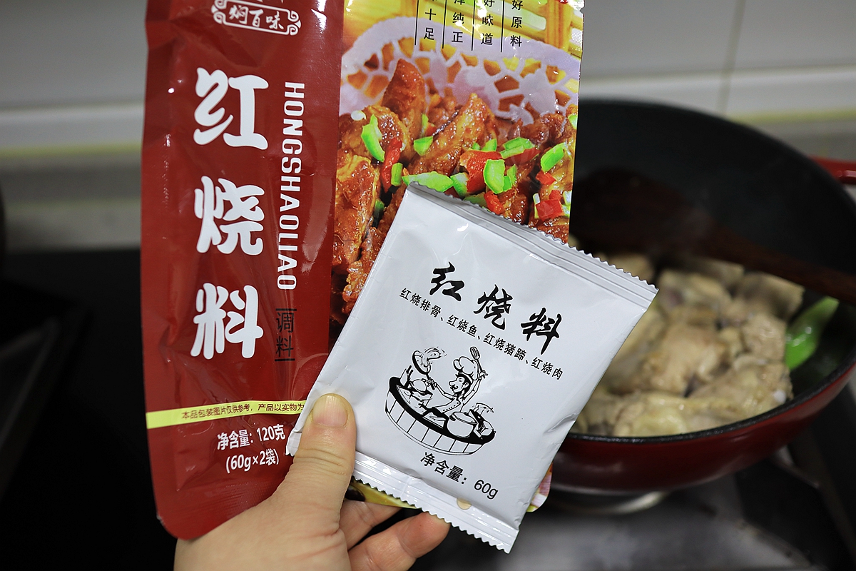 这锅排骨乱炖特适合秋冬，浓香入味料真多，一锅抵4菜真带劲