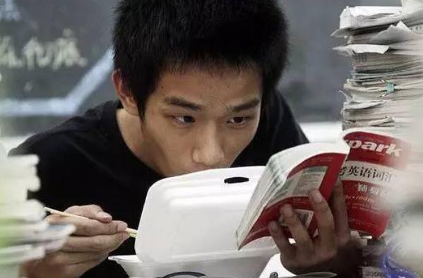 北大数学天才韦东奕又火了，每月生活费仅300，板书堪称视觉盛宴