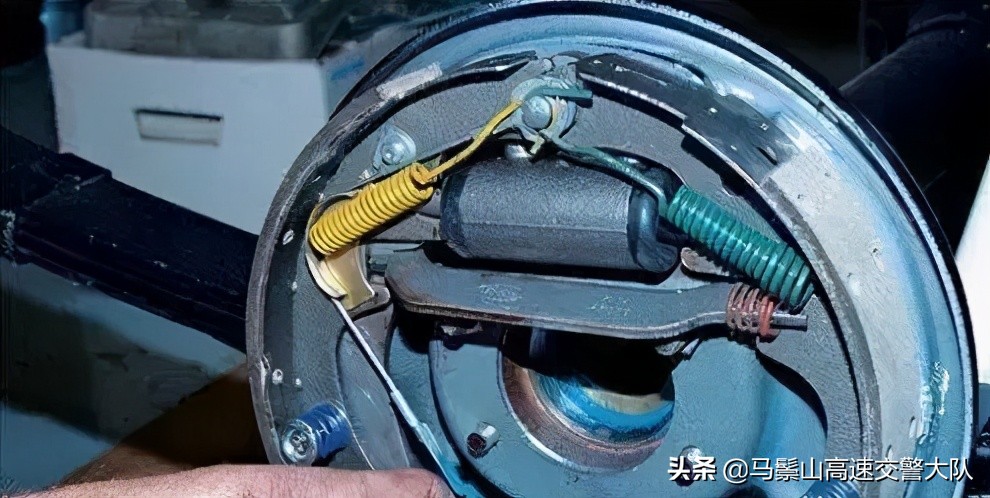 高速行驶汽车刹车原理详解
