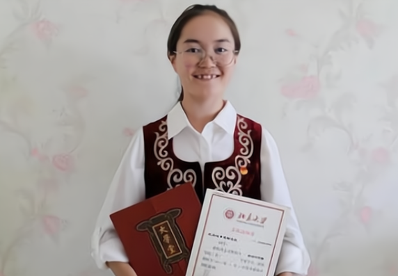 新疆考生以656分考进北大，高中就读学校公开后，引发网友关注