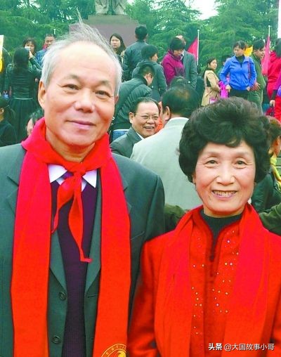 给毛主席戴红领巾并合影的两少年，后来结为伉俪晚年“家藏万贯”