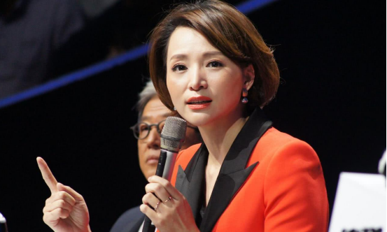 “央视一姐”董卿：连续主持13届春晚，却因赴美生子惨遭网友痛骂