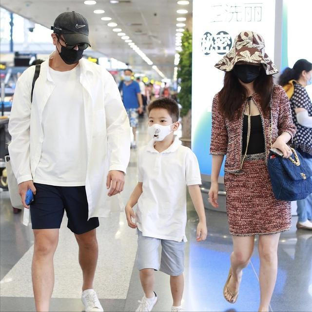 霍思燕一家三口走机场，7岁嗯哼长高太多，独自拖行李成小男子汉