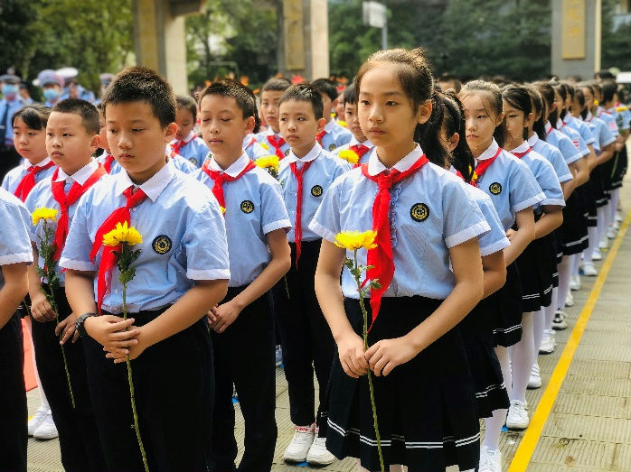 泡桐树小学都江堰校区参加都江堰市公祭活动(图2)