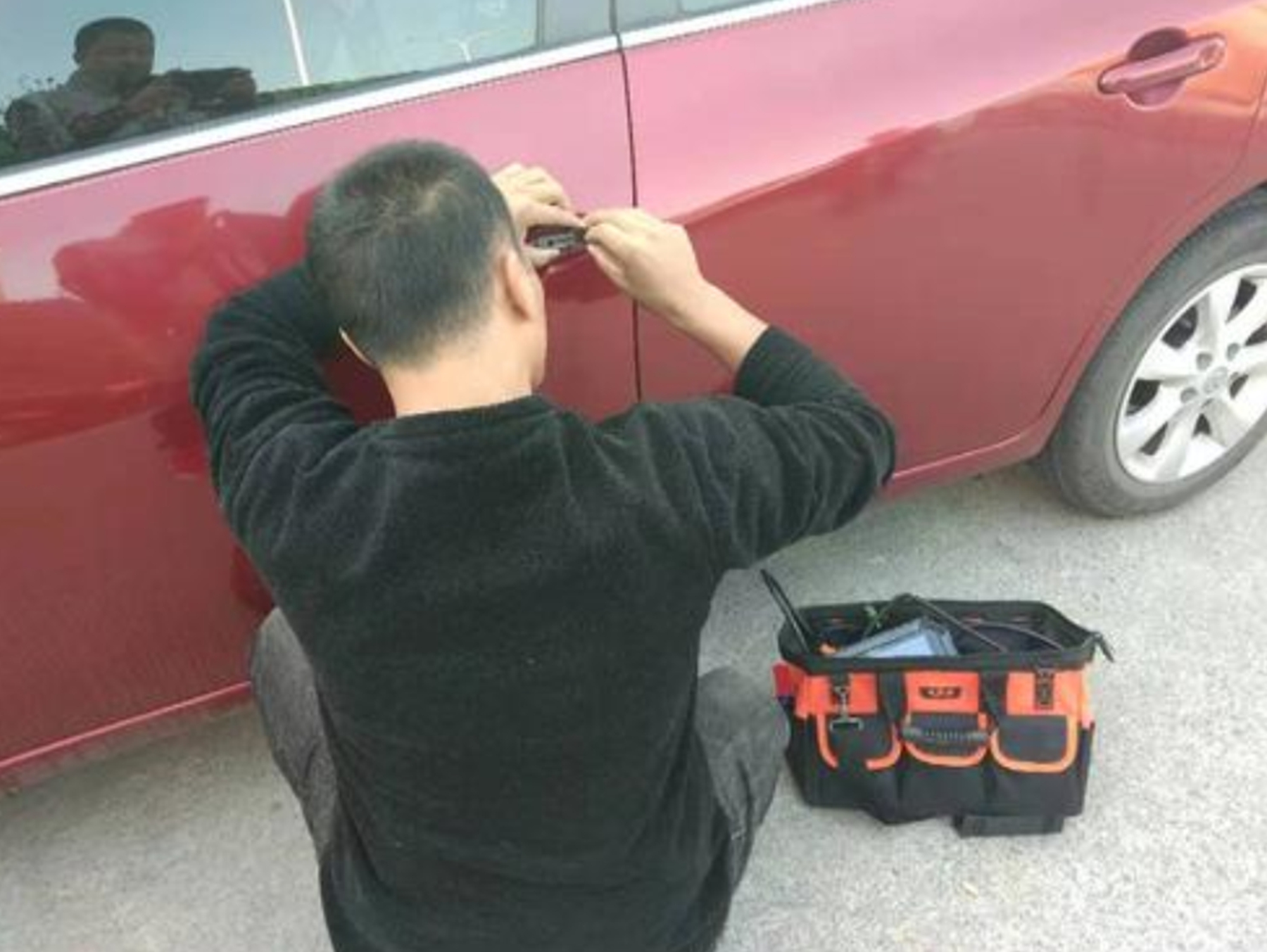 车钥匙被锁车内要怎么做？有钱人选择砸车窗，聪明老司机都这样做