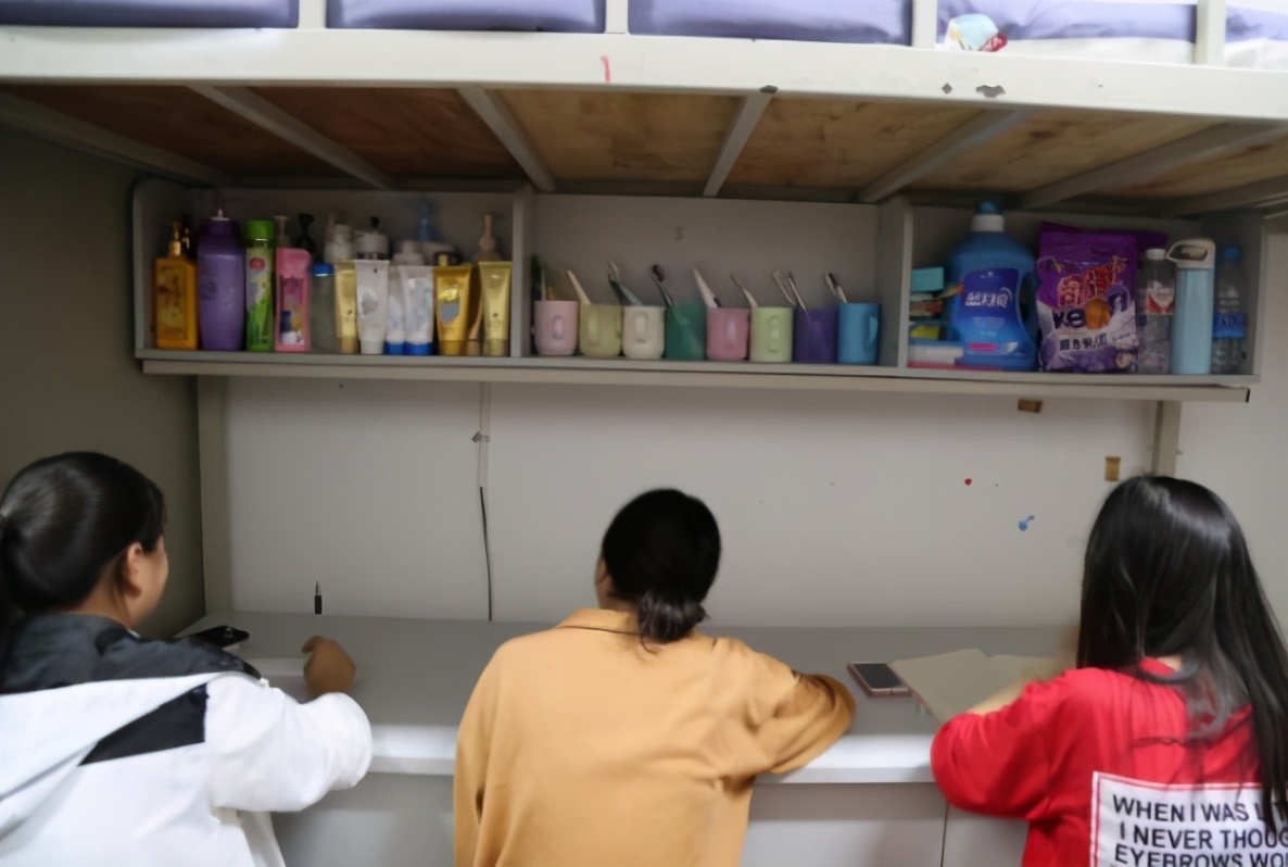 因寒碜出名的大学宿舍，部分图片引起不适，堪比招生“减”章