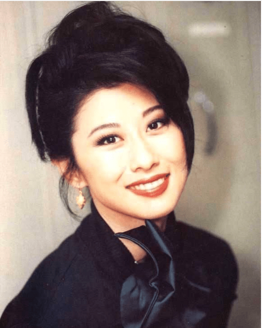 这部电影的女主角是叶倩文,当年已经是红透半边天的女星,随后便将他签