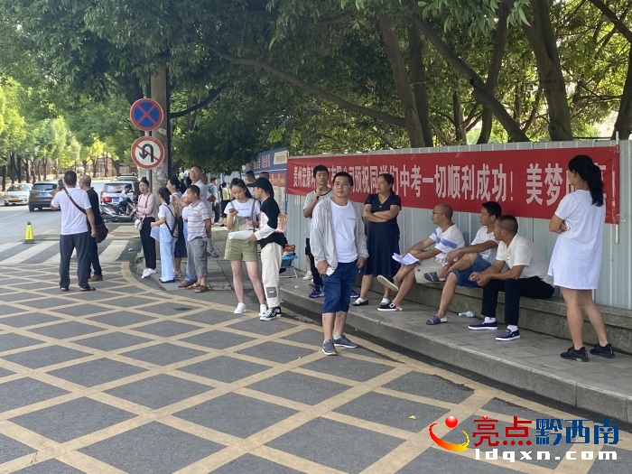 又是一年中考季，今日黔西南4万余考生奔赴考场 众多家长场外等候