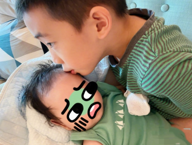 应采儿爸爸晒俩外孙近照，哥哥弹琴弟弟捣乱，“四手联弹”好有爱