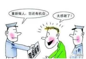 我父亲被人殴打,伤情鉴定结果为轻伤一级,现在打人的那个取保候审,现在要怎么处理?