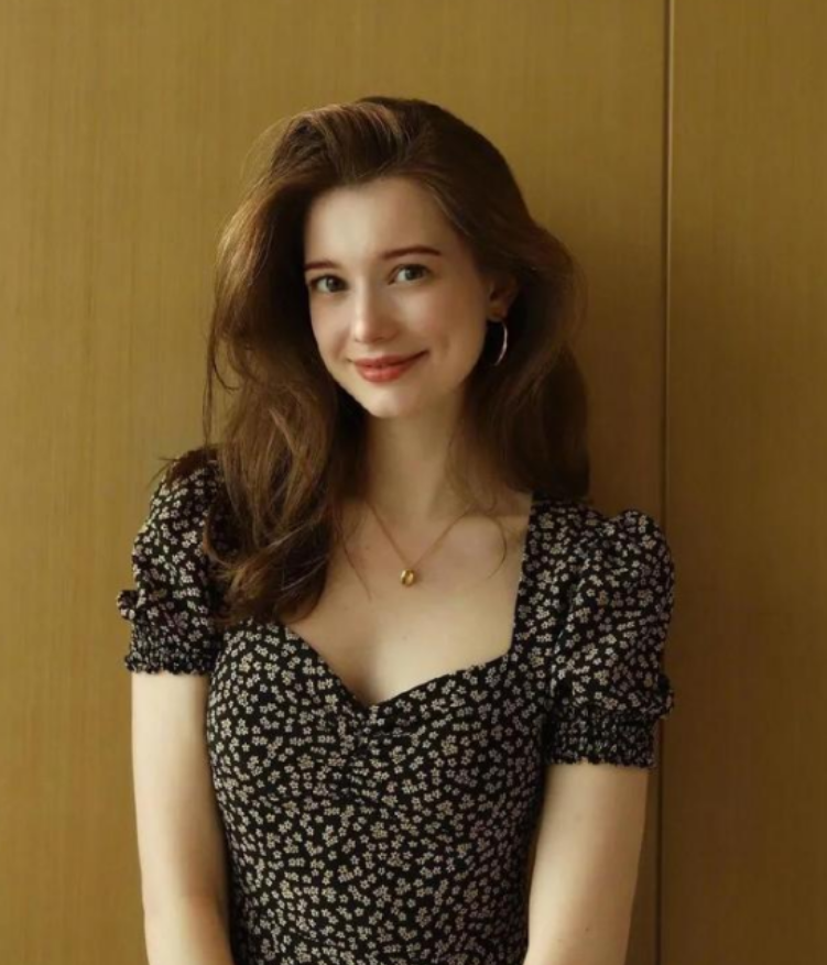 “浙大校花”走红，长相好似“俄罗斯版赵薇”，网友表示：顶不住