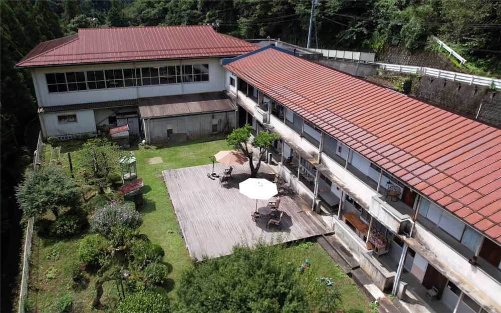 80后的他买下废弃学校，独居的日子一过就是7年，虽孤独却很自由