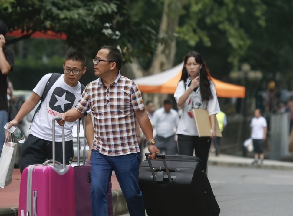 大一新生：大学为何给学生发银行卡？有3点原因，学长：用处很大