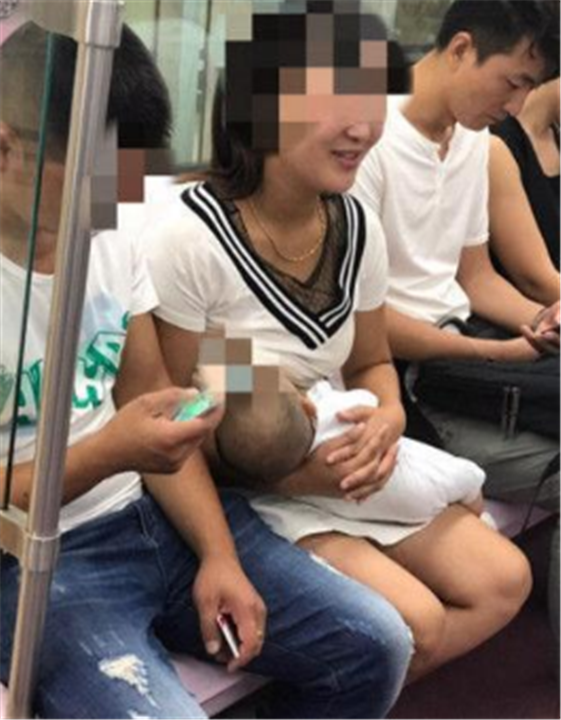 逛街时baby饿了要吃奶，妈妈没办法只能当众掀衣，却被路人辱骂