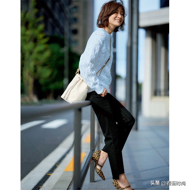 40至50岁的女人怎样穿搭可提升形象？记住这5个要点就可以