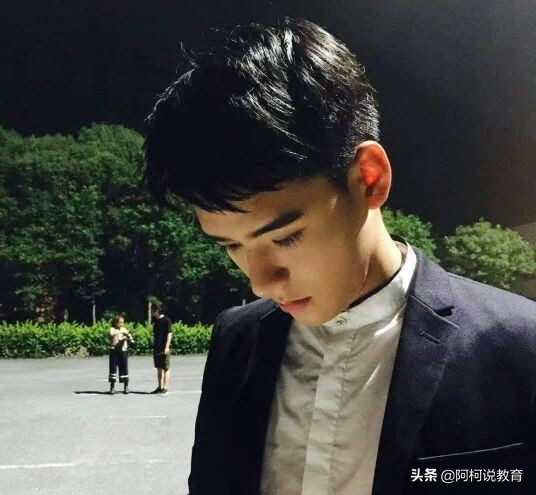 龚俊大学时期的照片曝光，简直又仙又欲，东华校草果然名副其实