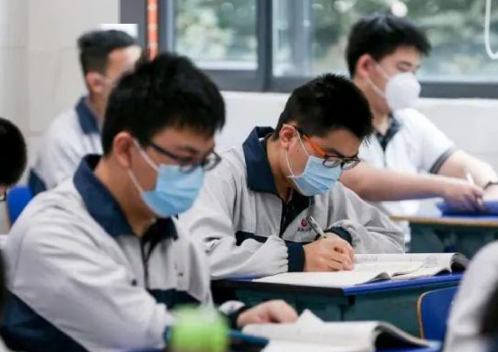 学霸高考749分，清华北大都向他抛出橄榄枝，父母却仍嫌弃他