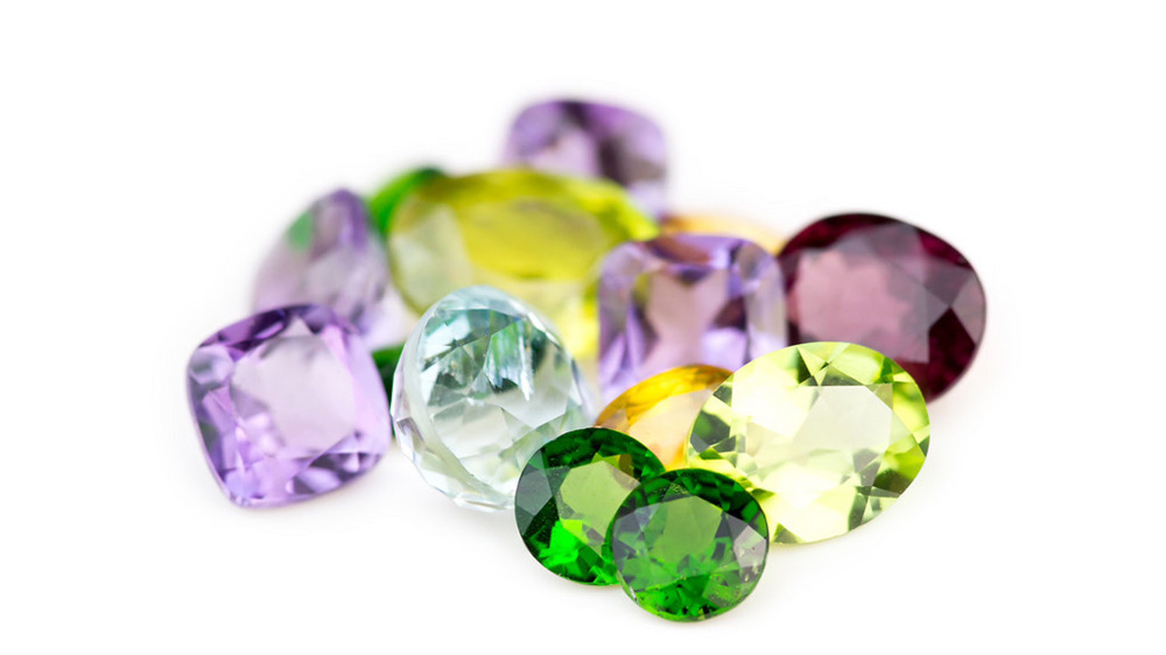 水晶是美丽的结晶,唐代韦应物曾这样咏赞它:"映物随颜色,含空无表里.