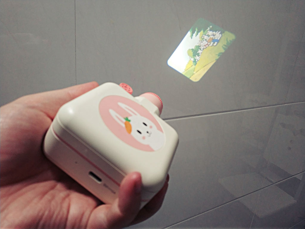 趣味學(xué)伴，智能護(hù)眼：趣學(xué)伴兒童繪本故事放映機(jī)