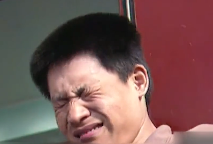 湖南妹子意外怀孕产子，残疾爸爸每月60元都不给，感人的纪录片
