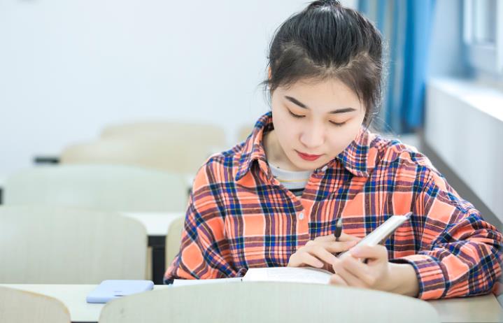 考生为自己估分405后痛哭，200分就能上大专，我这么努力有什么用