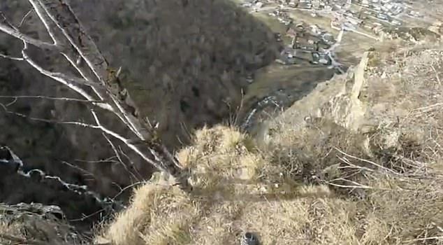 瑞士一男子悬崖跳伞录视频，降落伞没打开，连人带伞摔进河