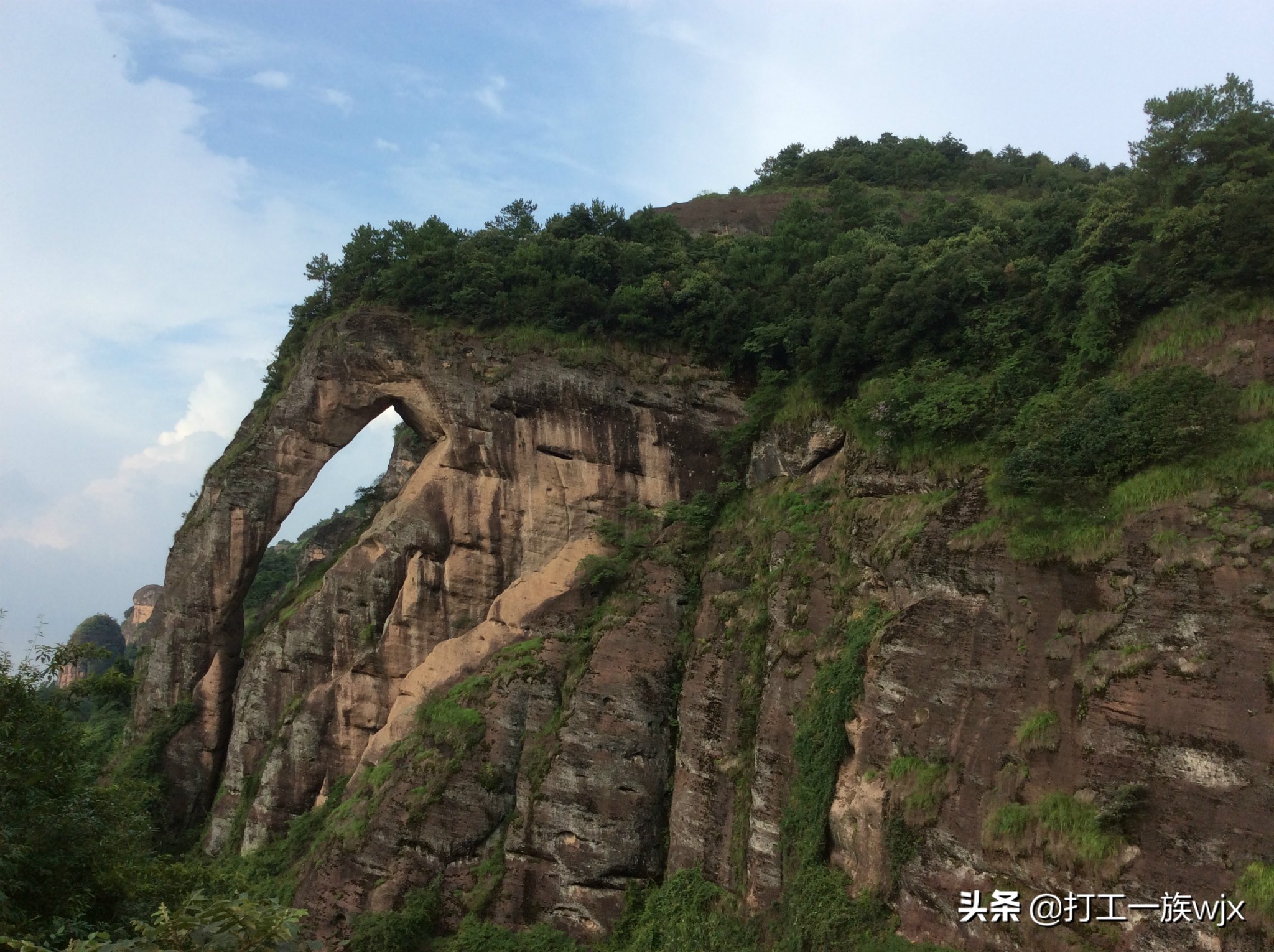 龙虎山为中国第八处世界自然遗产，世界地质公园典型的丹霞地貌