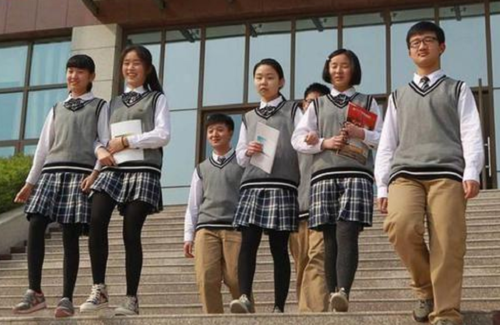 学校突然要求上学要穿校服，妈妈质疑圈钱，校方：防止孩子攀比