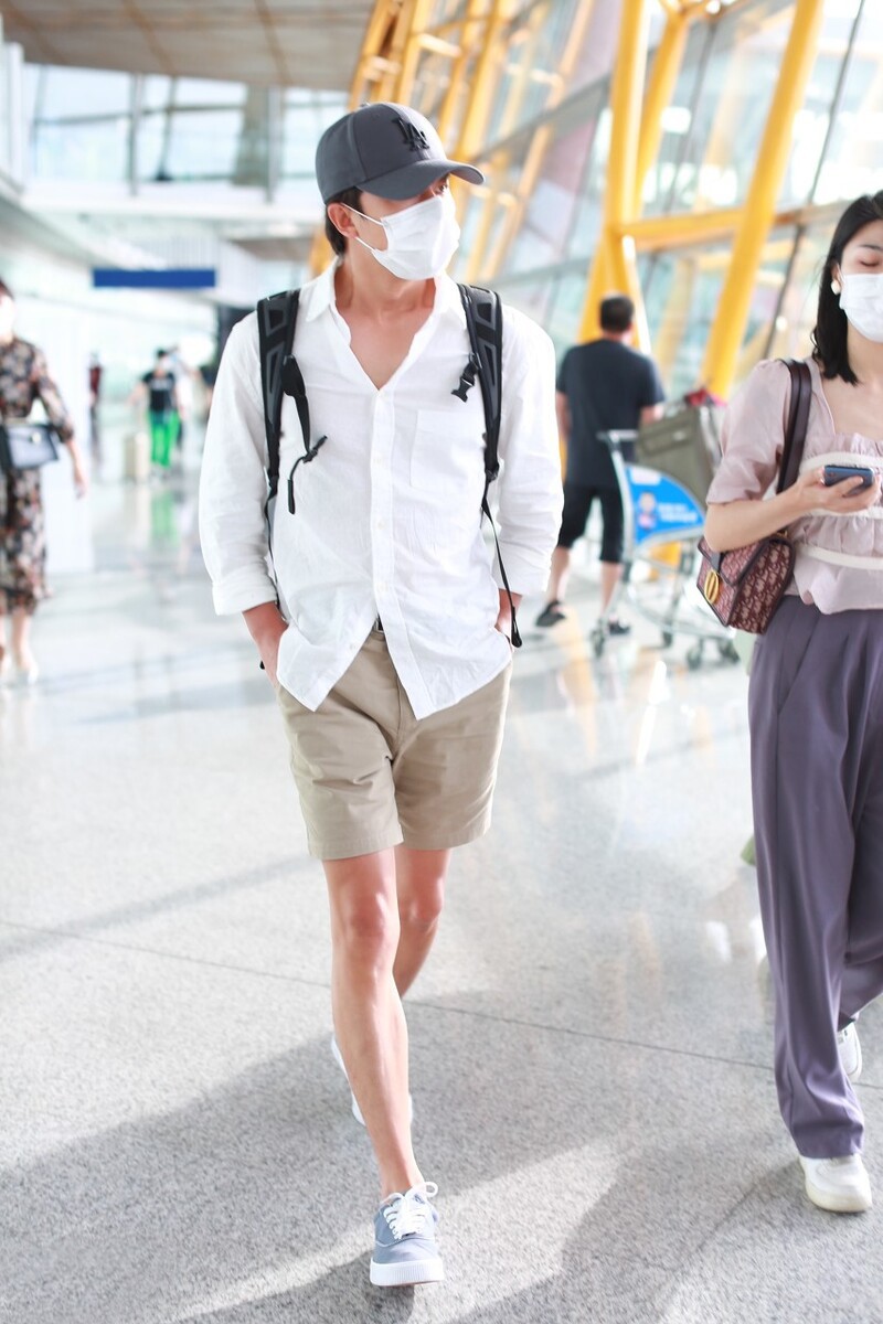 黄轩这样穿不像明星，衬衫+白T低调时髦，他就喜欢简洁的风格