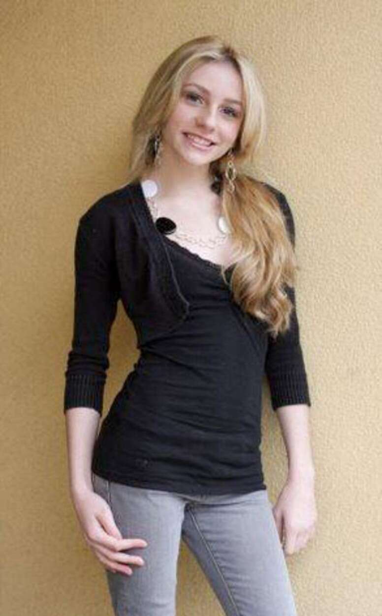 16岁少女嫁51岁恋童演员，节目被逼秀胸遭网暴骂“荡妇”