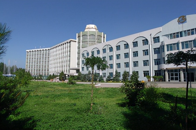 三级教授降为九级科员，还撤销教师资格，内蒙古财经大学干得漂亮